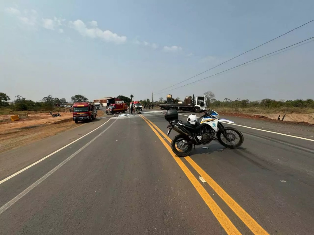 Rapaz morre carbonizado após bater moto em caminhão na BR-262