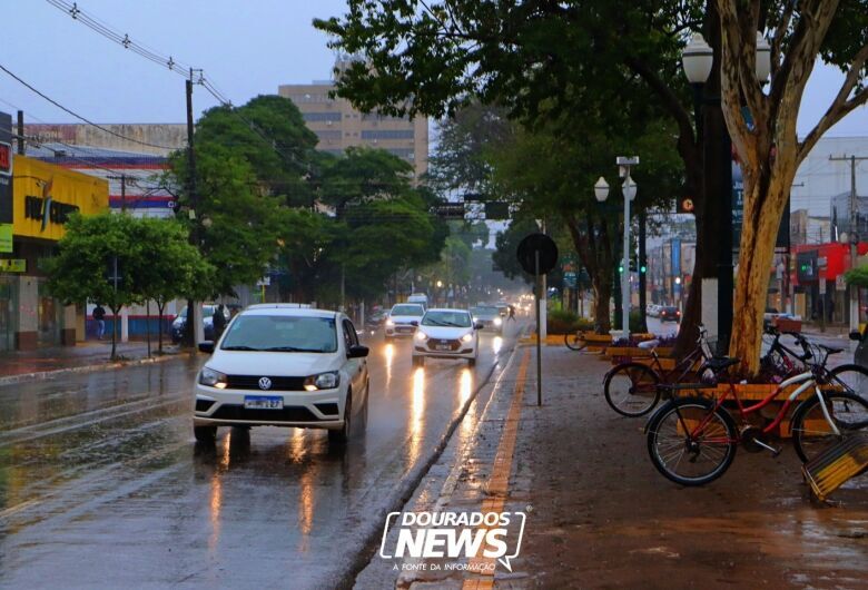 Com 17 dias de ‘secura’, Dourados entra em alerta de perigo de chuvas intensas