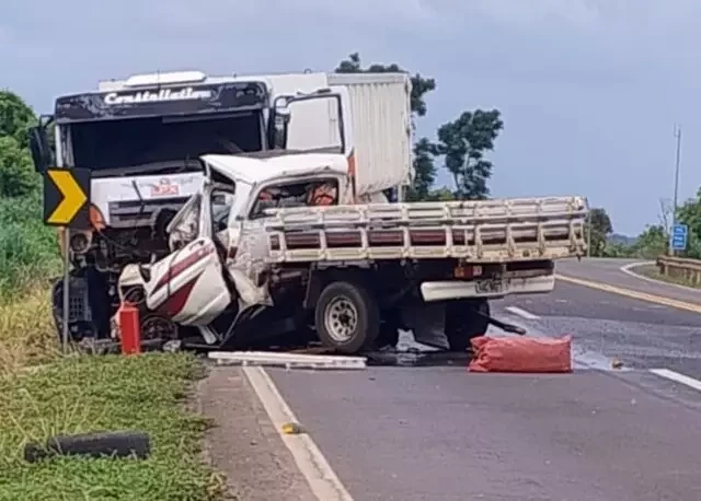 Batida entre caminhonete e caminhão mata 3 pessoas na BR-163