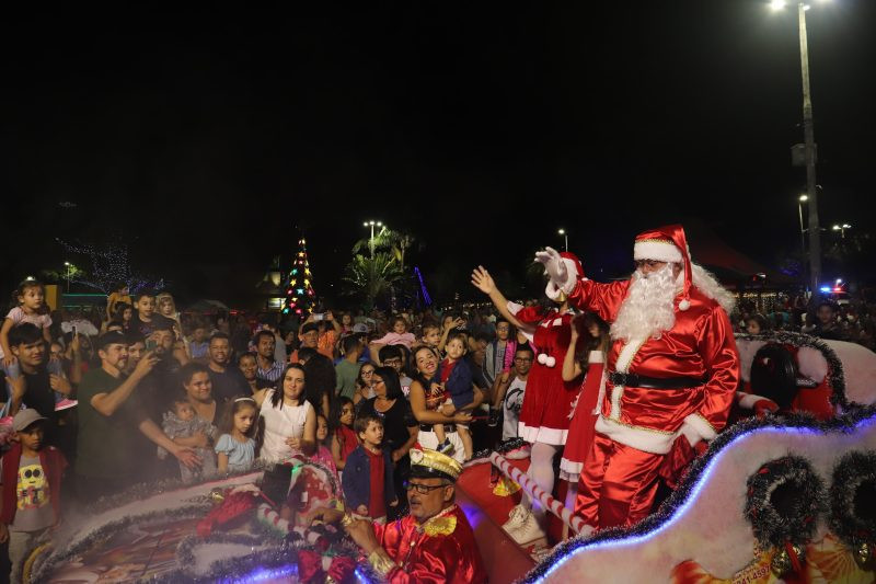 Dourados Brilha 2024 começa com queima de fogos e chegada do Papai Noel