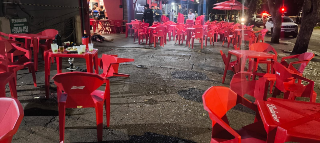 Homem é morto a tiros em frente a bar em Dourados; jovem também é baleada