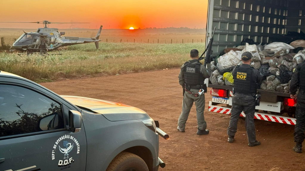 Com apoio aéreo, caminhão roubado é apreendido com 2,7t de drogas