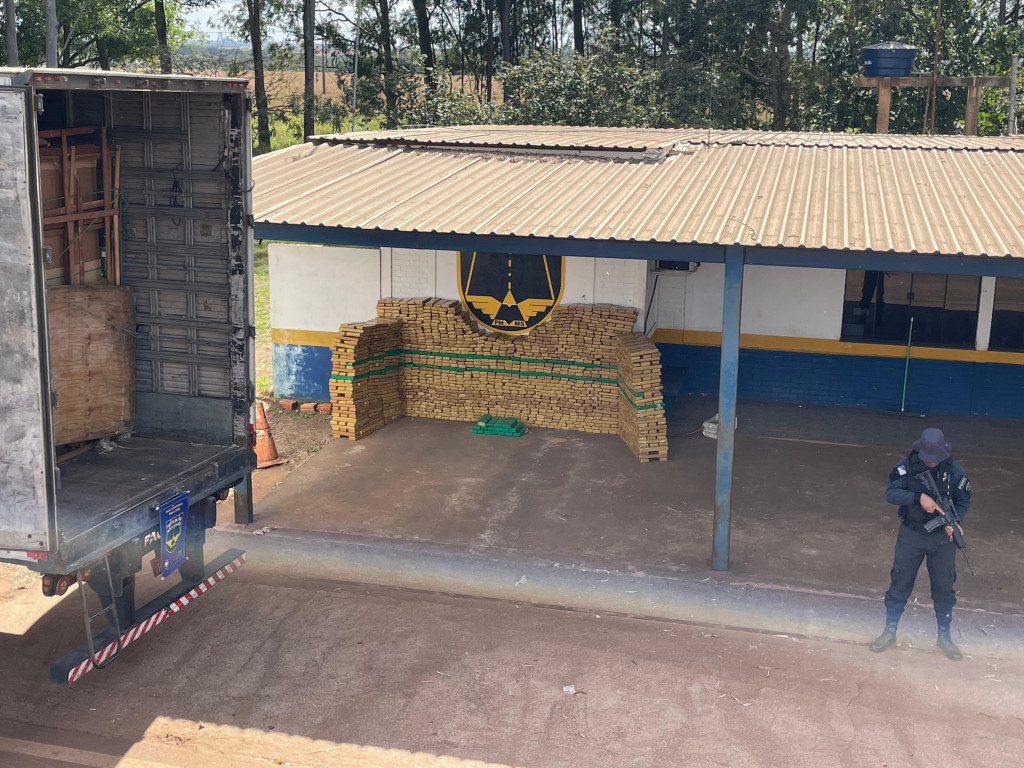 Casal é preso pela PMR com 1,5 tonelada de maconha em caminhão baú