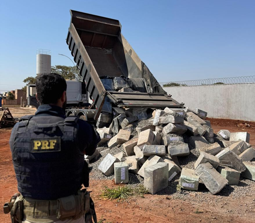 Caminhoneiro paraguaio é preso com 6t de maconha em carga de pedra brita
