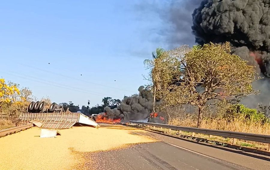 Batida entre carreta e caminhão resulta em explosão e 2 mortes em rodovia