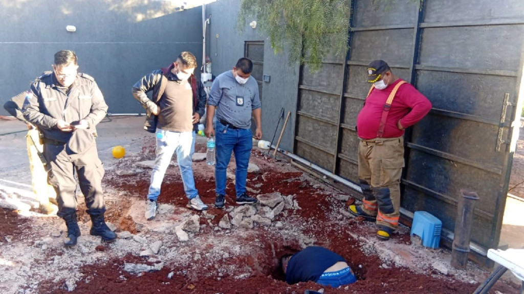 Corpo esquartejado é encontrado enterrado no quintal de casa