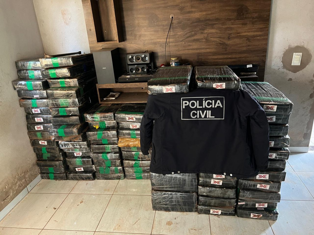 Polícia localiza depósito de drogas e apreende quase 2t de maconha