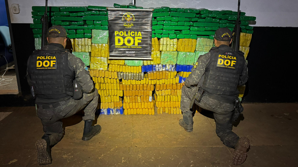 Polícia apreende quase 1t de maconha e fecha entreposto na fronteira
