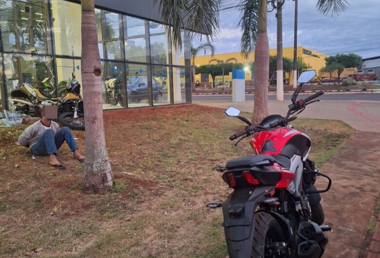 Fugitivo do semiaberto é preso após quebrar vidros e furtar motos em concessionária