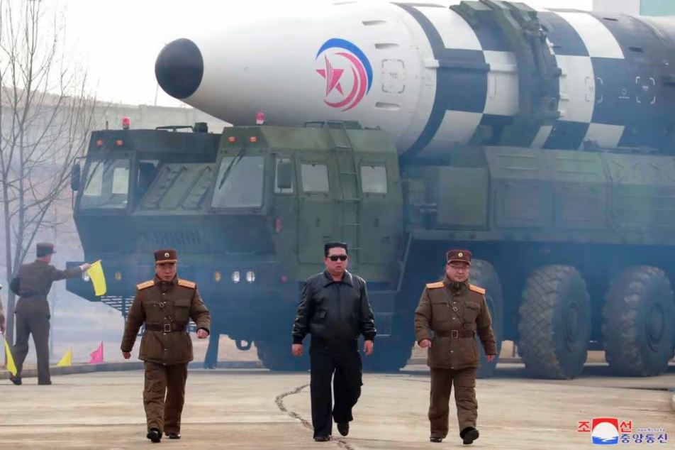 Kim Jong-un desafia o Ocidente e insiste em manter arsenal nuclear