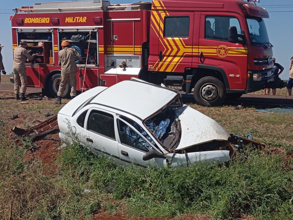 Homem morre preso às ferragens após batida frontal entre carros em rodovia de Dourados