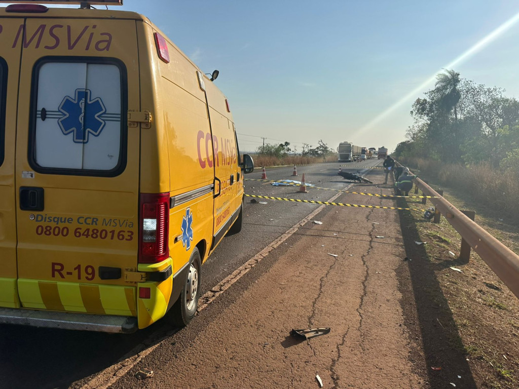 Motociclista morre ao bater de frente com carreta na BR-163