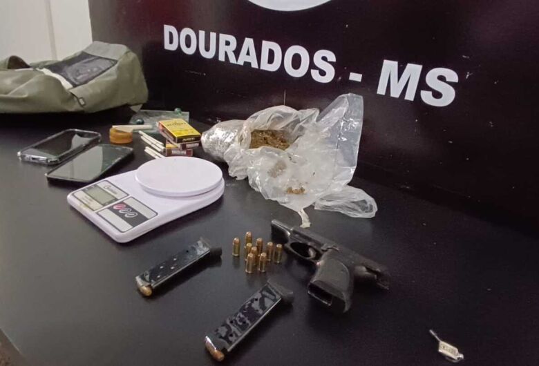 Flagrado com pistola e drogas, homem cometia violência psicológica contra a mãe idosa
