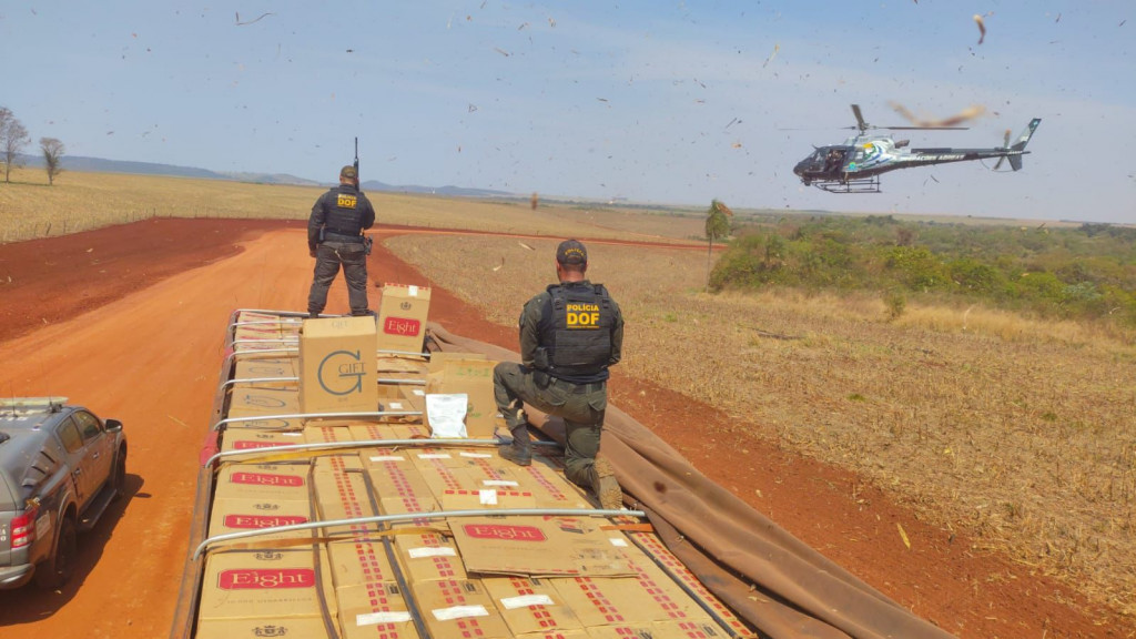DOF apreende carreta com R$ 2,2 milhões em cigarros e defensivos; motorista é preso