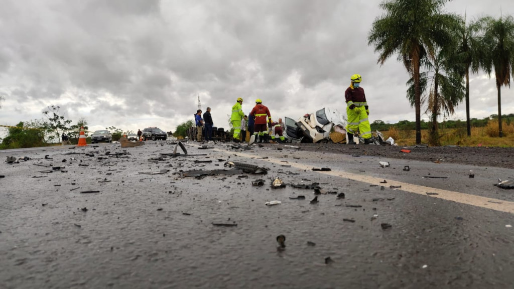 Batida entre carro e carreta mata uma pessoa entre Douradina e Rio Brilhante