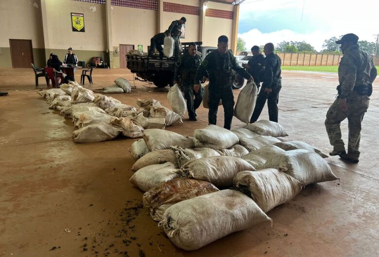 Traficantes abandonam caminhonete com mais de 1,2 tonelada de maconha