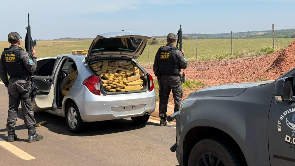 Carro com placas paraguaias é apreendido com 855 quilos de droga na fronteira