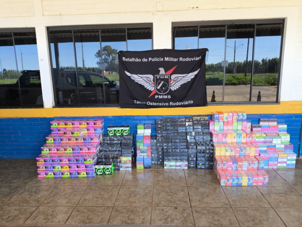 Motorista é apreendido com carga de cigarros e remédios avaliada em R$ 431 mil