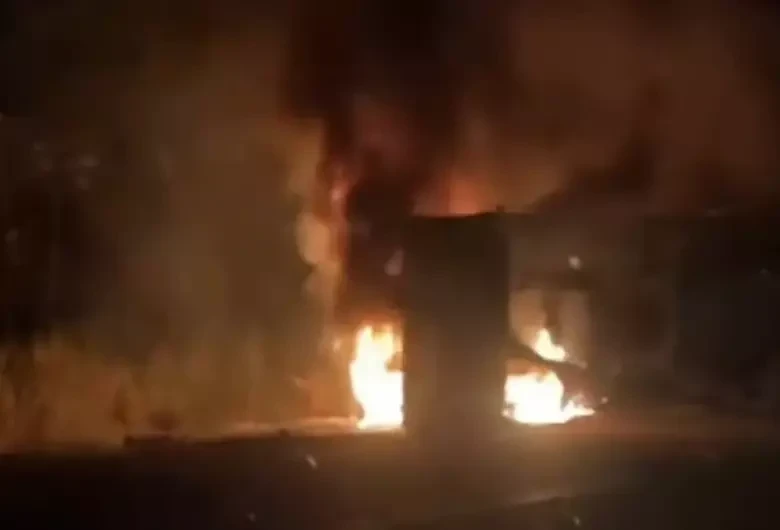 Acidente envolvendo carro e carreta deixa 7 mortos, entre elas, uma criança de 6 anos
