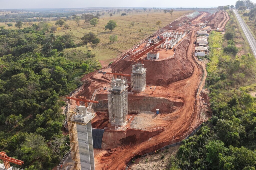 Ponte de 270 metros começa a tomar forma em ferrovia da AraucoEstrutura sobre o Córrego São Mateus faz parte do ramal que ligará fábrica de celulose à Malha Norte