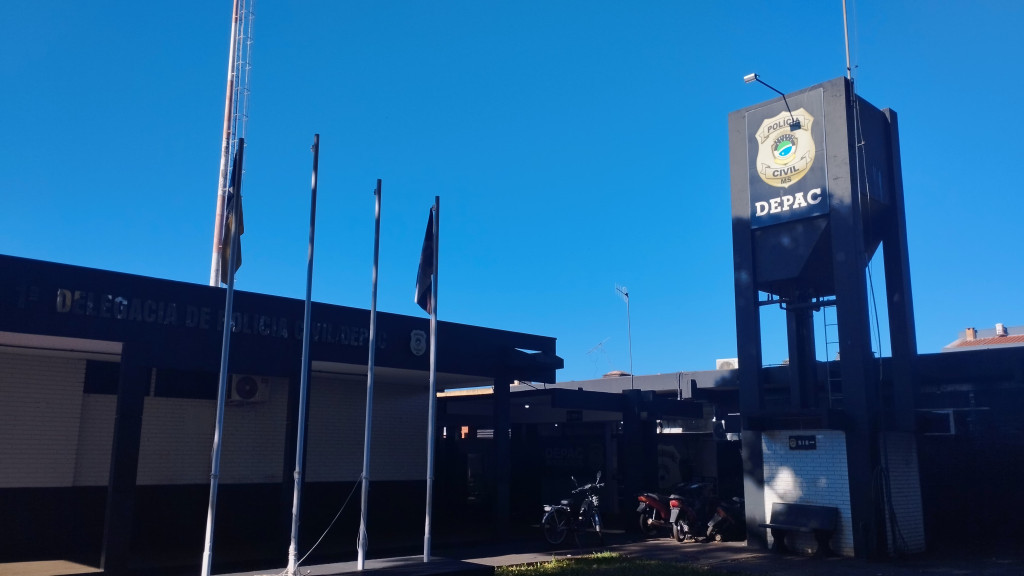 Criminoso invade comércio, arromba porta e foge com ferramentas e celular